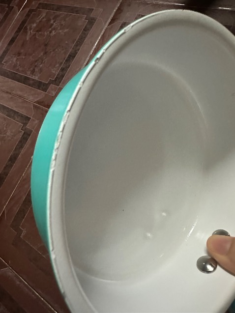 Sản phẩm lúc mình nhận được đóng gói rất cẩn thận & chỉn chu, nhưng khi khui hàng ra thì té ngửa, 1 chảo bị nứt phần vành như hình đính kèm, sp mình mua của brand nhưng chất lượng làm mình thất vọng, mình nghĩ khi đóng gói các bạn đã thấy sp lỗi nhưng vẫn cố tình giao hàng cho mình haizzz