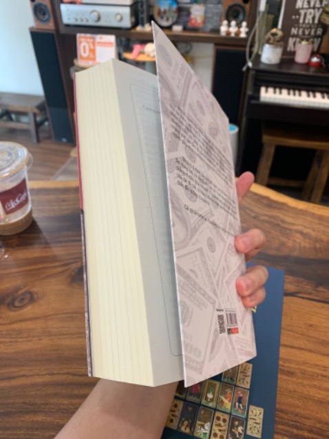 Sách nhận rất mới và đẹp. Đây là cuốn dày và nặng nhất trong bộ 5 cuốn Chiến Tranh Tiền Tệ. Cuốn nào cũng hay và lôi cuốn. Tác giả thực sự quá uyên bác, khi có thể thâu tóm toàn bộ thế kỉ kinh tế tiền tệ trong 5 cuốn sách trãi dài từ phương Đông tới phương Tây, sau cùng là trỏ về Trung Quốc. Qua đó mới thấy TQ là quốc gia duy nhất cho tới hiện thời có thể độc lập với nền tài chính thế giới, ko lệ thuộc vào đô la và vững bước đi lên, và tạo ra một sức cuốn kinh tế đối trọng với cả đế chế Mỹ.