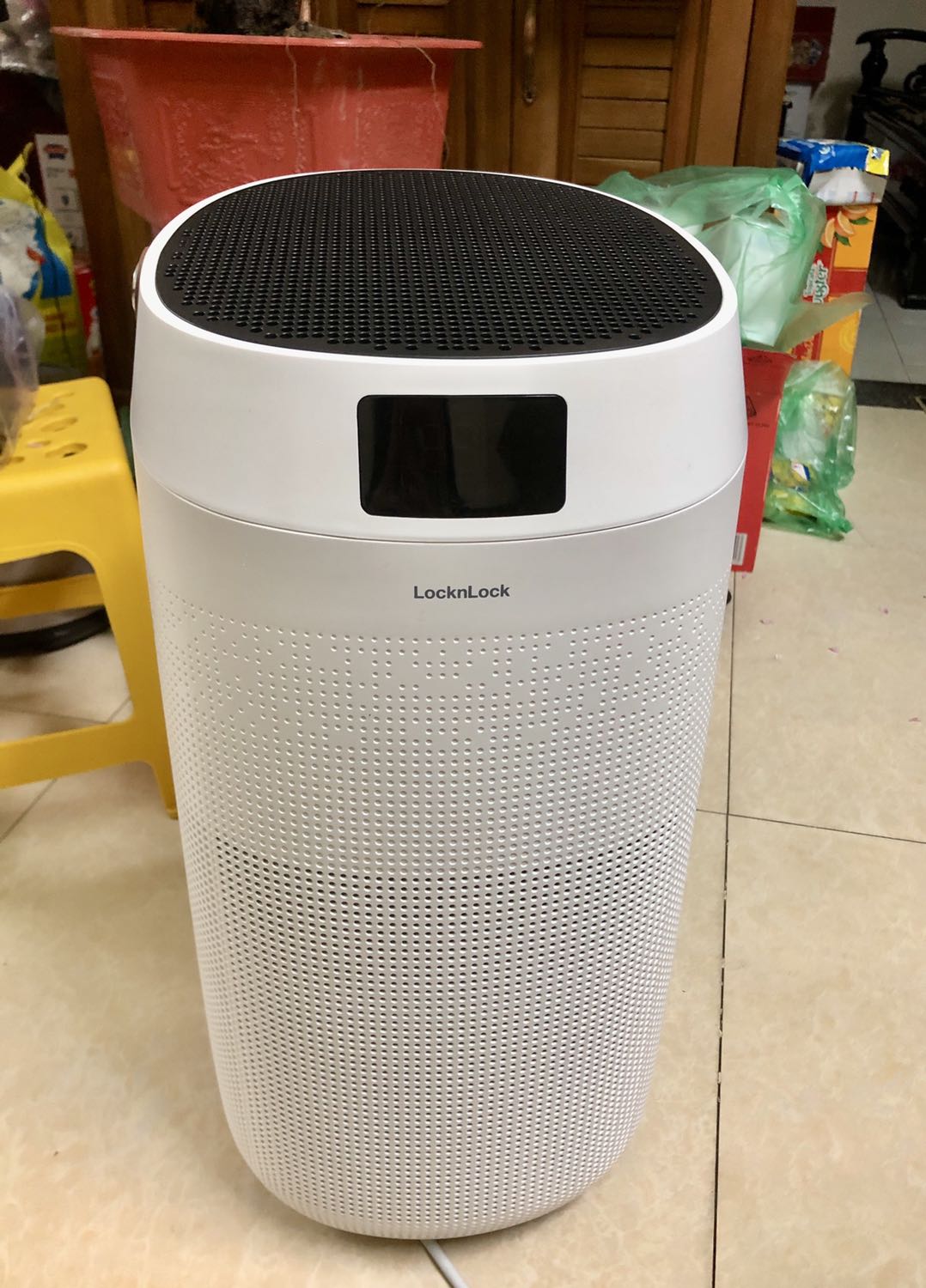 Giao hàng siêu nhanh, order trong Tết 02/02/22 mà 04/02 đã giao rồi. Đóng gói khá cẩn thận, chắc chắn. Máy mới, nhìn đẹp, nhẹ, dễ di chuyển; kết nối app SmartLife cũng khá nhanh. Phần hiển thị màu đèn UV tương ứng nồng độ bụi mịn PM2.5 không được chính xác lắm theo khuyến nghị của nhà sx, vd: