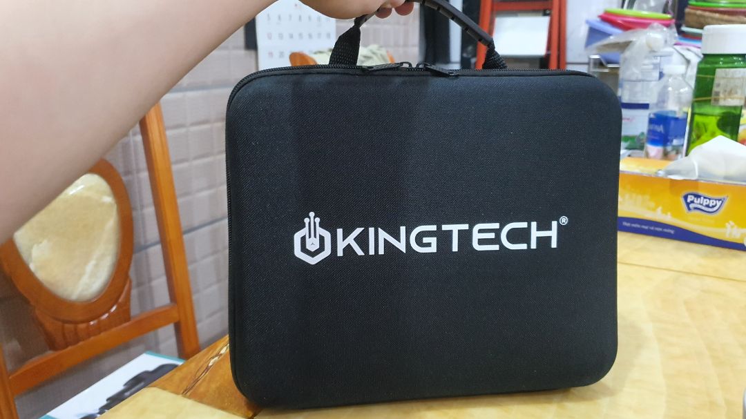 Trừ việc giao hàng hơi lâu ra thì mọi thứ đều ổn. 
Đóng gói: Kỹ, ko trầy trụa sứt mẻ gì. 
Bao bì máy: Có hộp đựng rất gọn gàng, dễ mang đi. 
Máy: Dùng khá êm ko gây ồn, lực massage có 20 mức, mình thấy dùng mức 10 đổ lại là ok rùi . Hy vọng xài bền, sẽ mua thêm vài món cho ba mẹ ❤❤❤