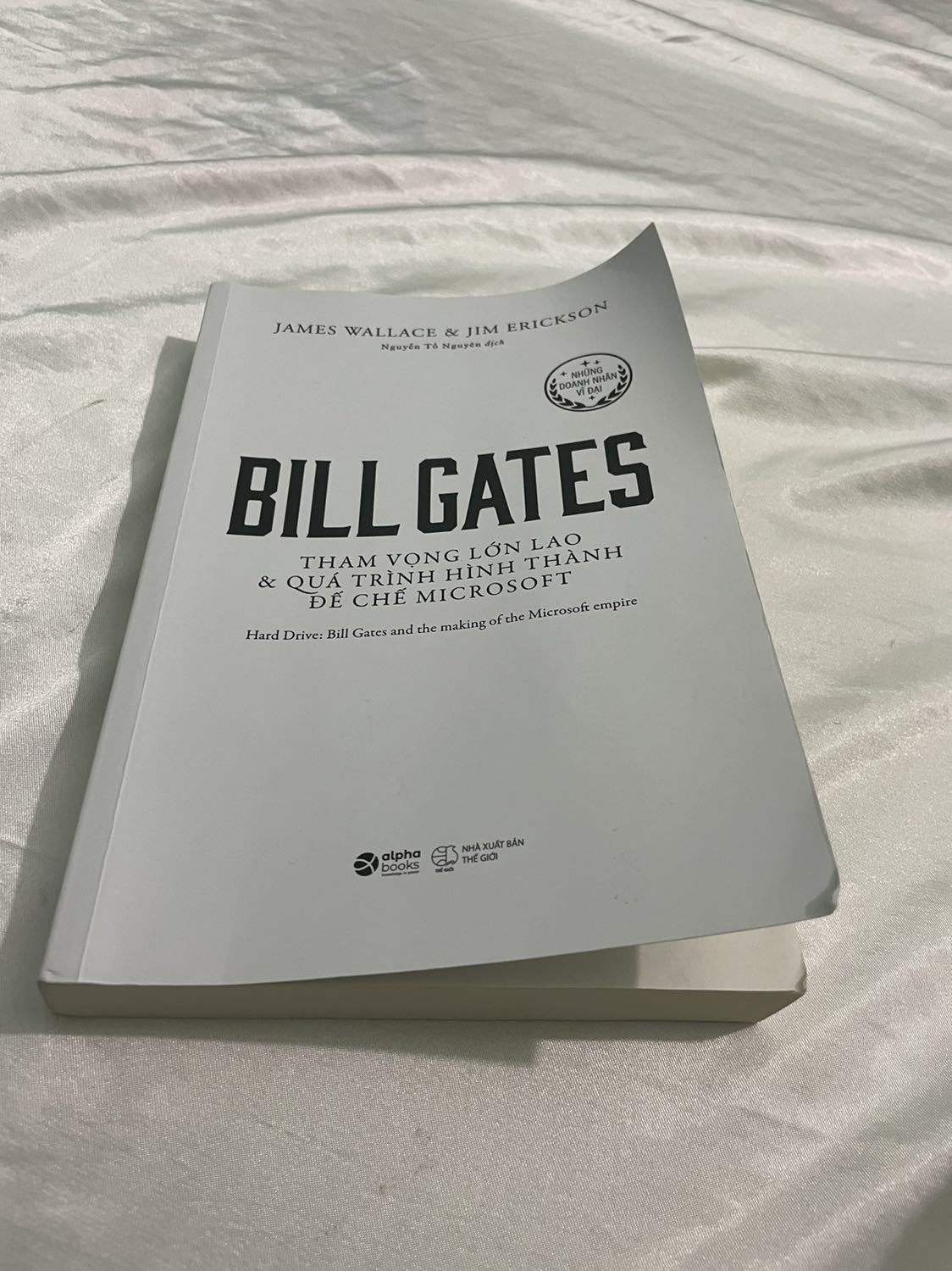 Sách rất nhiều lỗi chính tả hoặc nội dung bị sai. Lời dịch lủng củng. Nội dung sách không hay, chỉ viết đến lịch sử Microsoft và Bill đến khoảng năng 1993