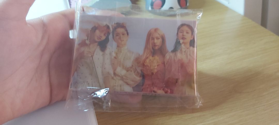 rất đẹp và có nhiều tấm Jisoo Jen thì chỉ 4 Rosé thì 6 Lisa thì 7 còn cả nhóm thì 4