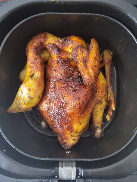 Nồi chiên hơi bị xịn luôn ấy, nóng nhanh, giá rẻ, ai còn phân vân thì hốt nhanh nhe, lúc mình nói sẽ mua em này, mà ai cũng kiểu rẻ quá hay bỏ thêm 4,500 đi mua đồ tốt hết, mà tại nhà có 2,3 người thôi, với không có nhiều tiền nên cứ mua, dù sao cũng là thương hiệu uy tín, xài này cũng mấy tháng rồi, do toàn để ngâm nửa ngày mới rửa nên rổ chiên vẫn không tróc, tiền điện thì cũng như trước thôi, từ khi có em này là chai dầu ăn xài hoài không hết ☺️