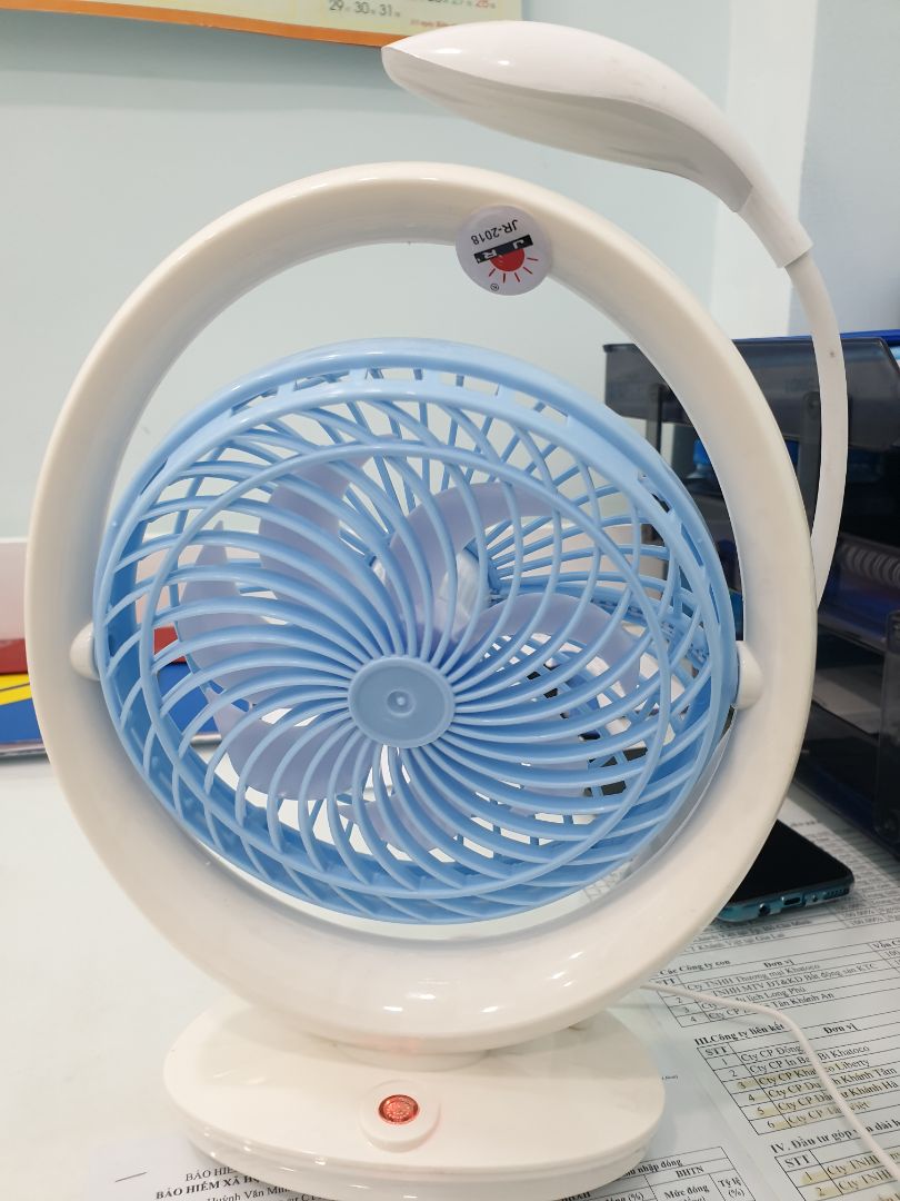 Sản phẩm nhận không giống như hình, đăng bài 1 kiểu, bán hàng 1 kiểu, pin đi kèm chỉ có 1 viên. Yêu cầu tiki giải quyết.