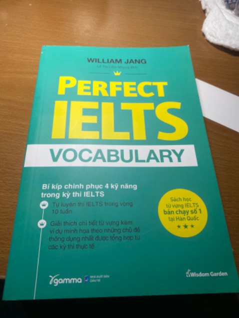 Giao hàng của Tiki lúc nào cũng làm mình ưng ý vì nhanh chóng và shipper rất dễ thương. Sách lúc nhận có bọc kĩ. Sách hơi dày 1 chút. 
Ưu điểm là trình bày rõ ràng theo từng chủ đề và có chia ngày học; từ vựng được đặt vào câu theo ngữ cảnh sẽ có ích cho cách hành văn. Nhược điểm là ko có bài tập thực hành. 
Tựu chung mình thấy ổn áp, phù hợp để nâng cao vốn từ. Giá săn sale nên nhẹ tiền.