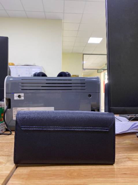 Ví ở ngoài đẹp hơn trong hình nhiều .. cầm rất vừa tay , và khá nhiều ngăn nên bỏ đồ rất tiện  ... Mãi ủng hộ shop