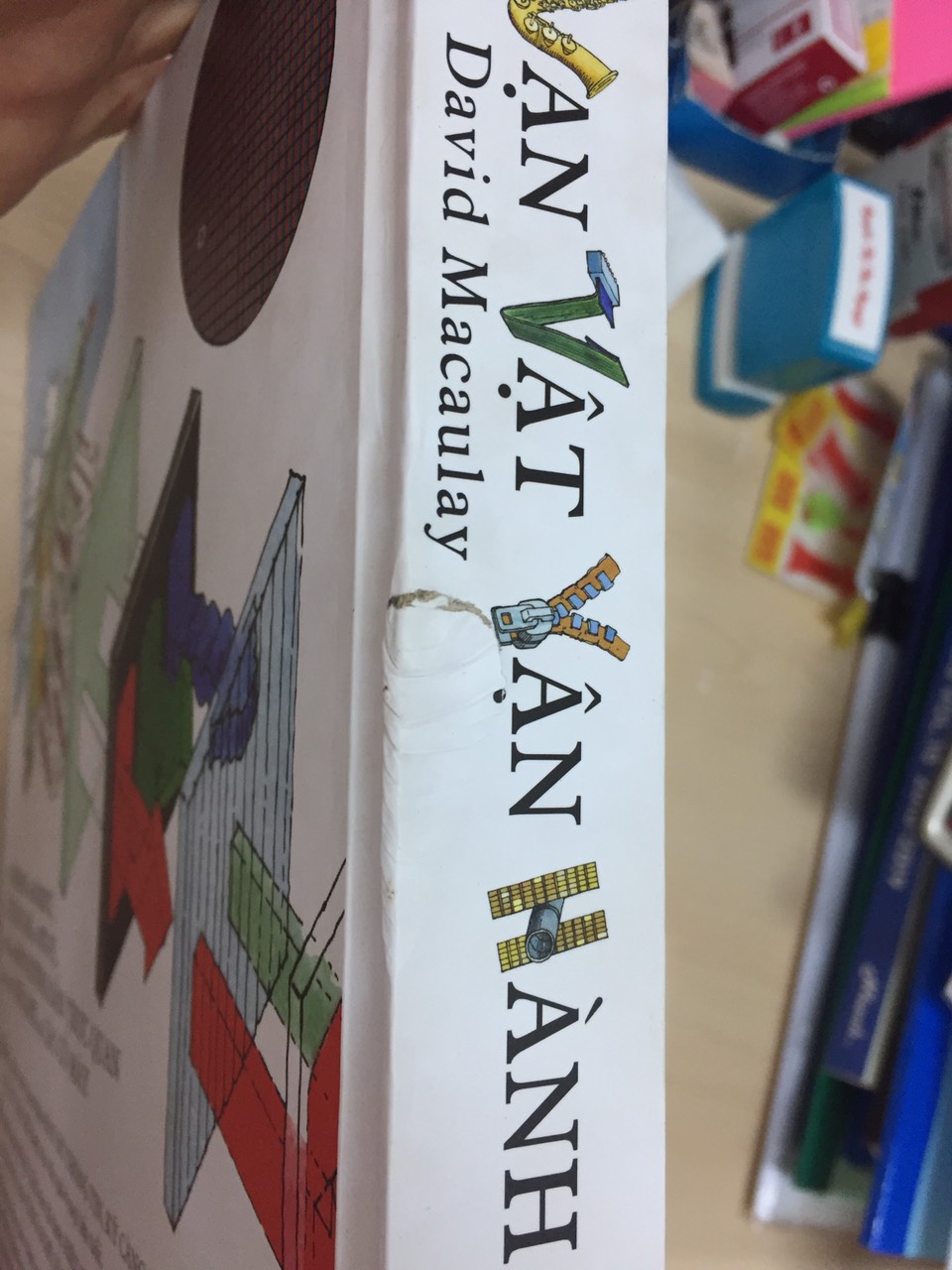 Thấy nhiều bạn comment chất lượng sách, mình vẫn nghĩ là số ít thôi, chắc không sao đâu nhưng thật sự thất vọng khi mở sách ra, bìa thì cũ, dơ lem nhem kiểu bị ẩm mốc lâu ngày, gáy sách bị rách. Tiki cần xem lại dịch vụ của mình, sản phẩm vậy mà cũng đóng gói gửi cho khách hàng. Thêm nữa đổi trả siêu lâu, mình mất tận 13 ngày mới được nhận sp đổi. Sản phẩm đổi lại cũng vẫn còn dơ một ít ngoài bìa nhưng thấy mất thời gian quá với lại nội dung sách khá hay nên mình tạm chấp nhận.