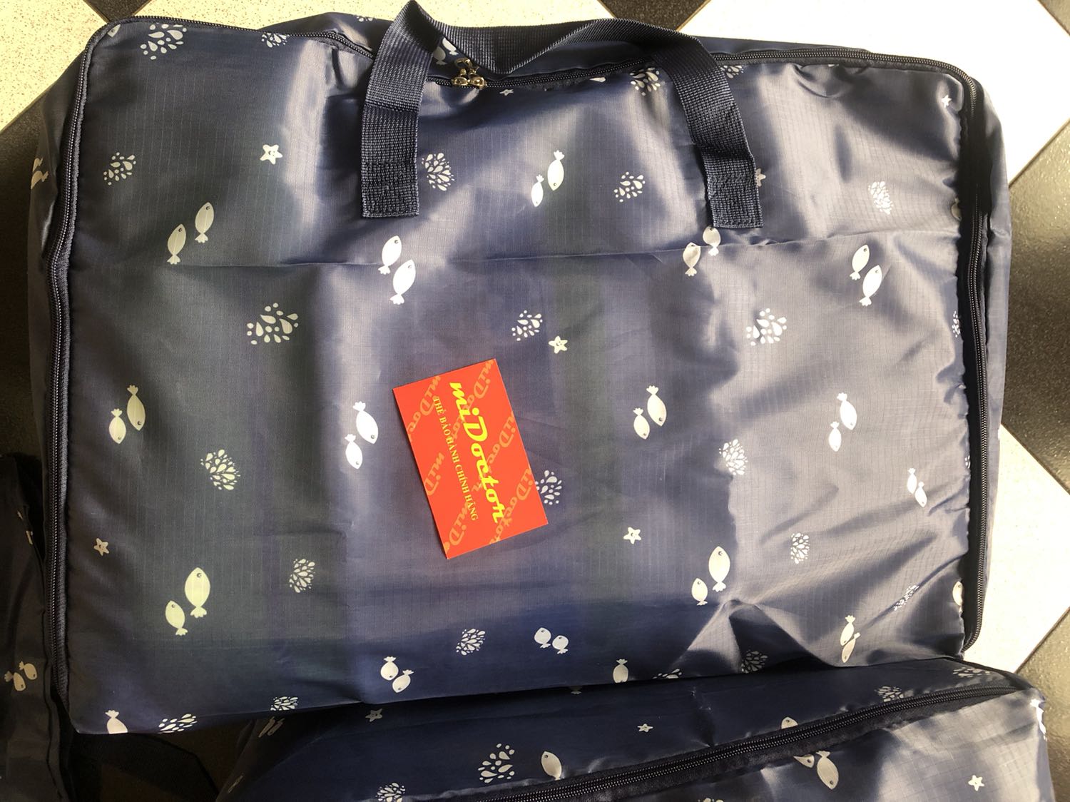 Chất liệu túi phù hợp với nhu cầu của mình. Kích thước túi to nên đựng được rất nhiều đồ. Shop đóng gói cẩn thận và gởi kèm theo phiếu bảo hành. Sẽ tiếp tục ủng hộ shop. Hình không đẹp bằng sản phẩm bên ngoài.