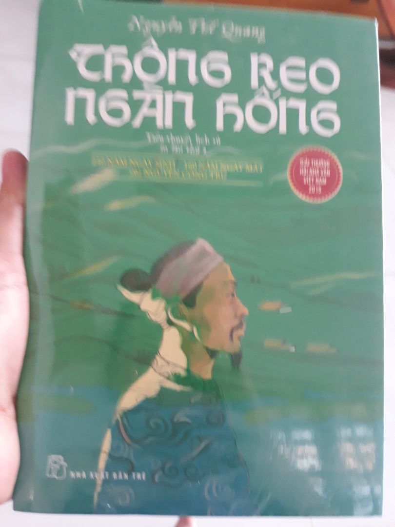 Sách được giao còn nguyên màng bọc sp. Sách dày nhưng rất nhẹ. Mới được giao cách nay 3 hôm nhưng chưa đọc vì mình đặt mua nhiều sách quá, chưa đọc đến. Mình thích tìm hiểu sử Việt. Mua được giá tốt, vote Tiki