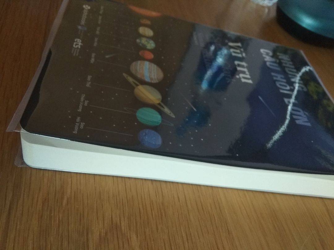 Chưa đọc sách nên mình không review về nội dung. Mình review về dịch vụ cskh của Tiki.
Ban đầu sách mình bị cong quăn ở phần cuối sách như hình, sau khi liên lạc *** thì mình đã được người xuống thu hồi sách sau đó giao lại cho mình một cuốn mới, chỉ trong 4-5 ngày cho cả quá trình.
Mình đánh giá rất cao dịch vụ lần này của Tiki! Dù bị lỗi nhưng đã được xử lý ổn thoả mà không khiến mình thấy khó chịu tí nào.