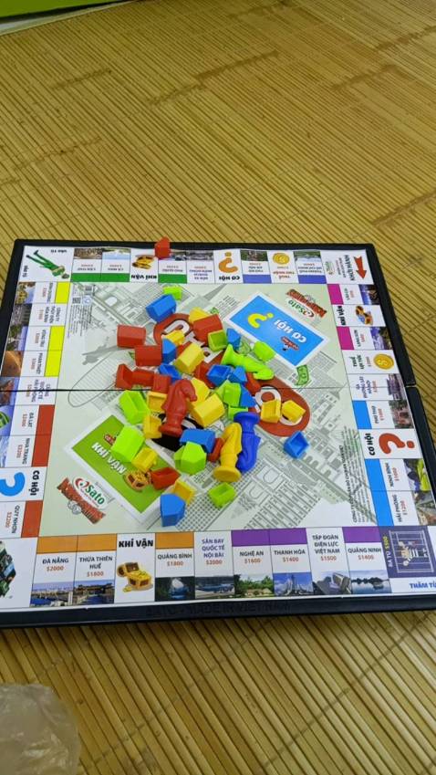 Giá rẻ, bàn bằng nhựa chắc chắn, quân cờ màu sắc bắt mắt lôi cuốn người chơi.Có hướng dẫn chơi rất cụ thể,các bạn cùng nhau chơi rất vui vẻ.Mong rằng các bạn có một mùa hè  bổ ích bên bàn cờ tỉ phú.