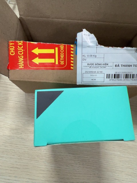 Chả là đang làm việc chuột lag quá lag, đặt ngay 2h con này. Ui cha trời ạ... Nó đúng là style silent plus, êm ru bà rù. Ah mà nhìu bạn nghĩ nó phải có đèn, đây ko phải chuột quang nhen mấy bạn, ko đèn mà xài êm ru luôn đó, đỡ hao pin