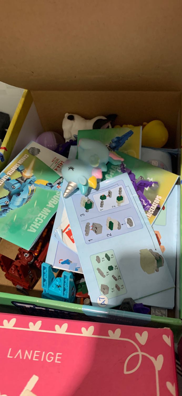 Chat liệu tốt, lắp ráp xong cũng khá ổn, đẹp. Tuy nhiên, một số bộ phận hoàn thiện chưa tốt, lắp không khít lắm