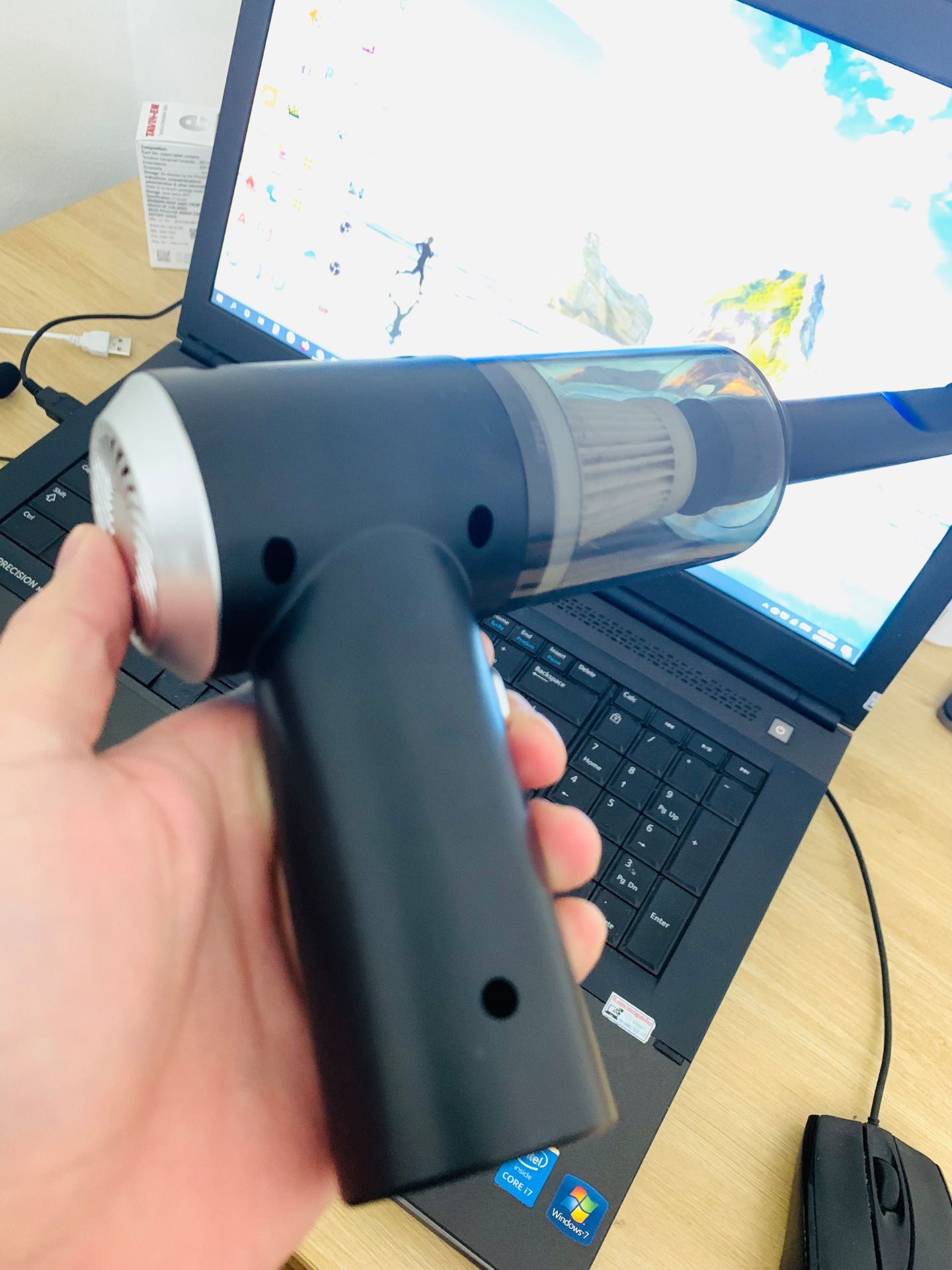 Máy gọn, đầm tay, luồn lách được nhiều ngõ ngách. Dùng một thời gian thấy ổn, lực hút mạnh. Ổn trong tầm giá.