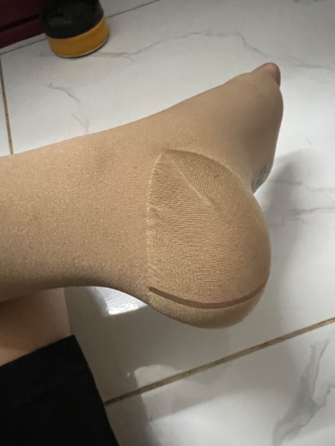 vừa mang vào một bên chân đã bị tưa gót.  Lần trước mình mua rất ok k vấn đề gì lần này đã bị tưa gót chân. Mà chân mình cần mang gấp nên thật phiền nếu yêu cầu đổi hàng.