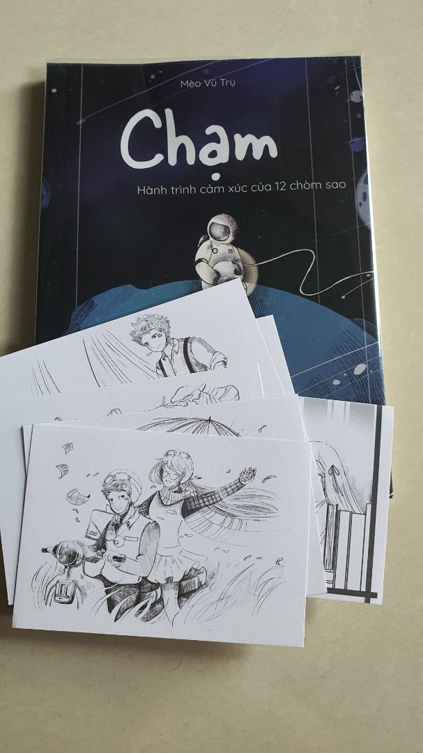 Sách đẹp, chất lượng in và bọc sách tốt.

❗️ Tuy nhiên mình hơi thất vọng vì nội dung của sách. Có vẻ tác giả không phải là 1 người chuyên về chiêm tinh lắm nên nội dung mình thấy quá sơ sài và lan man. Sách có lẽ chỉ phù hợp với những bạn chưa biết gì về horoscope hoặc kiến thức sơ sơ. Với 1 đứa biết cũng kha khá về horoscope + trải nghiệm thực tế thì thấy sách còn thiếu khá nhiều nội dung lẽ ra phải có mới đúng. Sau khi đọc hết cuốn này thì chỉ có tầm 25% nội dung mới lạ, còn lại hầu như có trên mạng + lặp đi lặp lại và nó rất là bình thường
Dẫn chứng 1 ví dụ cụ thể mà tác giả không biết đó là trong mục hợp cạ về tình yêu của các cung thì chỉ toàn ghép các cung cùng nguyên tố lại với nhau trong khi các cung best match khác thì lại không đề cập tới??? Leo +Libra là 1 điển hình thiếu sót không có trong sách. 

Thất vọng tác giả vì mình đã kì vọng cao nội dung, và có vài bạn là người của asbook nói sách để giải trí thì xin lỗi chứ viết nội dung này không hề mang tính chất giải trí nha nên đừng nói nhận xét của người khác là vô duyên, hơi bị có duyên khi phàn nàn nhận xét của người đọc. Và mấy bạn lại đi rcm 1 cái cuốn khác của nhà mình viết để bao biện thì chê nốt ạ.