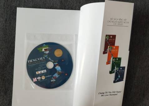 Giao hàng nhanh, bọc gói hàng cẩn thận, nội dung sách dạy dễ hiểu, hướng dẫn từ cơ bản về Tiếng Việt, sách song ngữ, bạn mình rất hài lòng về kiến thức sách mang lại.