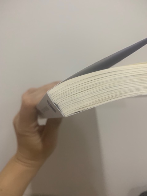 Nội dung sách thì hay mà chất lượng đóng sách quá tệ.

Mua về ngồi vào bàn đọc ngay ngắn không tì đè, nâng niu từng trang mà sách đã rách toạc rồi rơi lả tả chỉ sau mấy hôm.

Lần đầu tiên mua sách bên này mà thấy in ấn đóng gáy sách bó tay thật.