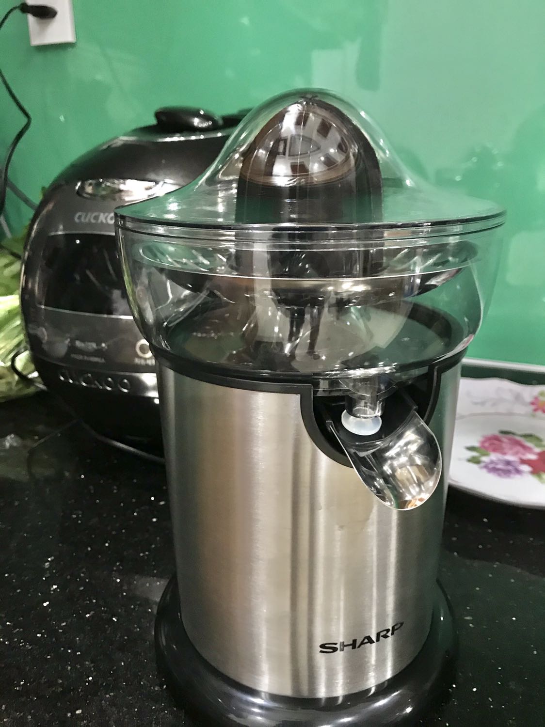 Phải nói là rất hài lòng, máy vắt êm, mạnh không hề tốn sức mà lại sạch sẽ, nước cam không hề nghe mùi đắng của vỏ cam