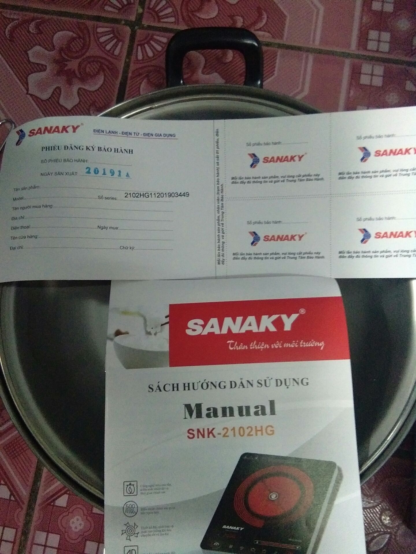 Đặt TIKINOW tốn chút phí nhưng nhanh chóng,chỉ vài tiếng sau khi đặt đã có rồi. Sản phẩm y hình,đóng gói cẩn thận,hộp đựng nguyên vẹn ko móp méo,bên trong có xốp chêm hàng,phiếu bảo hành và sách hướng dẫn,có kèm nồi lẩu và vỉ nướng bên trong luôn nha các bạn. Chưa sử dụng nên chưa biết chất lượng. Nhưng vẫn tặng 5* về hình thức và thái độ phục vụ! Cảm ơn tiki!