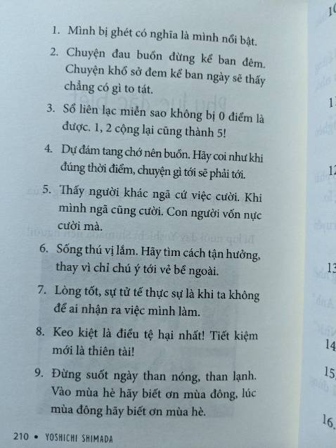 34 tuổi, đọc quyển sách này cảm giác nhớ lại tuổi thơ nghèo khó hồi xưa, sống lại quãng thời gian chơi đùa đủ các trò với đám hàng xóm, tới những bờ sông, suối, núi và khung cảnh thiên nhiên...kỉ niệm đẹp. Có vài chương đầu đọc thôi đã thấy xịt xùi, rơm rơm nước mắt...đâu đó thấy mình trong đó và nể phục tinh thần vượt khó của bà Osano trong thời kì nước Nhật sau chiến tranh, nghèo nhưng vui vẻ chứ ko phải nghèo ủ ê, vì đồng tiền mà làm việc xấu. Lòng tốt của các nhân vật khác được nhắc trong truyện cũng pha thêm màu sắc ấm áp, vui tươi, nhẹ nhàng. Đọc dần các chương cuối sách cảm nhận nỗi buồn khi phải xa người Bà đã nuôi dạy mình suốt 8 năm trời của tác giả, xa cái vùng Saga bao kỉ niệm gắn bó. 

Tổng kết: Một quyển sách dễ thương, nhẹ nhàng, ý nghĩa, đầy nhân văn, đủ cảm xúc hài hước, buồn lẫn lộn nhưng rất ĐẸP. Cám ơn tác giả và người Bà Osano vùng Saga.