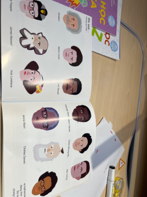 Cuốn sách giới thiệu về các nhà khoa học cũng như thông tin về các phát minh của họ đã cống hiến cho thế giới , rất nhiều thông tin thú vị bổ ích cho các bé