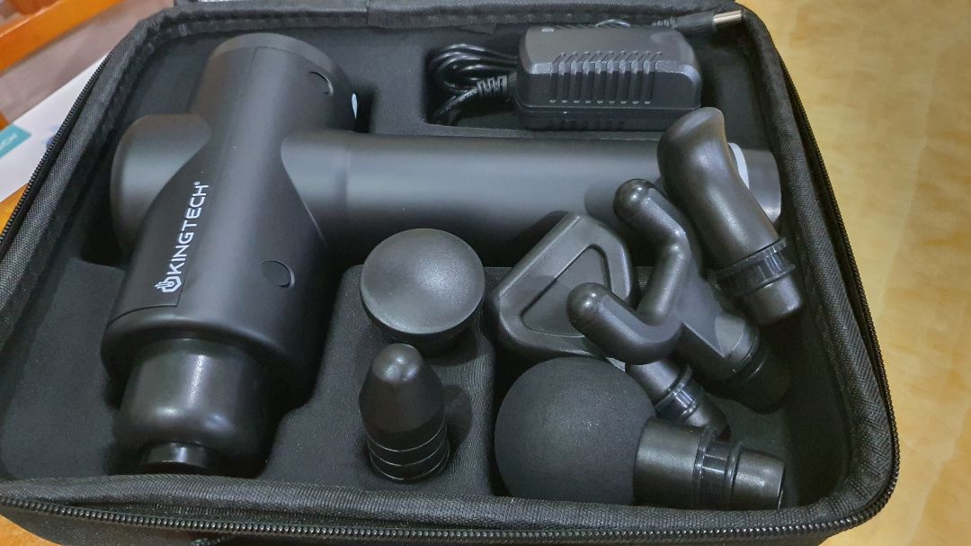 Trừ việc giao hàng hơi lâu ra thì mọi thứ đều ổn. 
Đóng gói: Kỹ, ko trầy trụa sứt mẻ gì. 
Bao bì máy: Có hộp đựng rất gọn gàng, dễ mang đi. 
Máy: Dùng khá êm ko gây ồn, lực massage có 20 mức, mình thấy dùng mức 10 đổ lại là ok rùi . Hy vọng xài bền, sẽ mua thêm vài món cho ba mẹ ❤❤❤