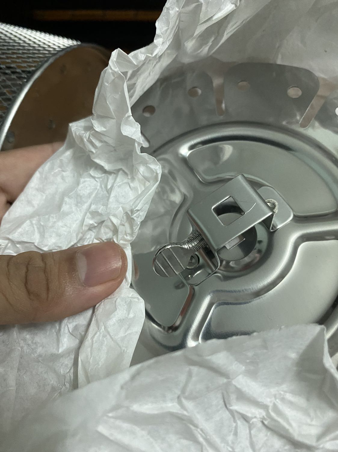 Mới nhận được sản phẩm chắc chắn, đẹp, rất ưng với sản phẩm. Phụ kiện đi kèm đều là inox và đầy đủ như quảng cáo. 
Máy chạy rất êm, khi tắt máy vẫn chạy thêm một chút để thổi hơi nóng ra trước khi tắt hẳn.
Admin tư vấn rất nhiệt tình. 
Tuy còn một sô tiểu tiết nhỏ, như chỉ đi kèm chỉ có 3 ốc vặn để cố định các thiệt bị vào thanh quay, hơi bất tiện nhưng ko ảnh hưởng.
Chưa biết chất lượng ntn và có bền không, nhưng trước mắt vậy là rất hài lòng. Mới nhận được sản phẩm chắc chắn, đẹp, rất ưng với sản phẩm. Phụ kiện đi kèm đều là inox và đầy đủ như quảng cáo. 
Máy chạy rất êm, khi tắt máy vẫn chạy thêm một chút để thổi hơi nóng ra trước khi tắt hẳn.
Admin tư vấn rất nhiệt tình. 
Tuy còn một sô tiểu tiết nhỏ, như chỉ đi kèm chỉ có 3 ốc vặn để cố định các thiệt bị vào thanh quay, hơi bất tiện nhưng ko ảnh hưởng.
Chưa biết chất lượng ntn và có bền không, nhưng trước mắt vậy là rất hài lòng.