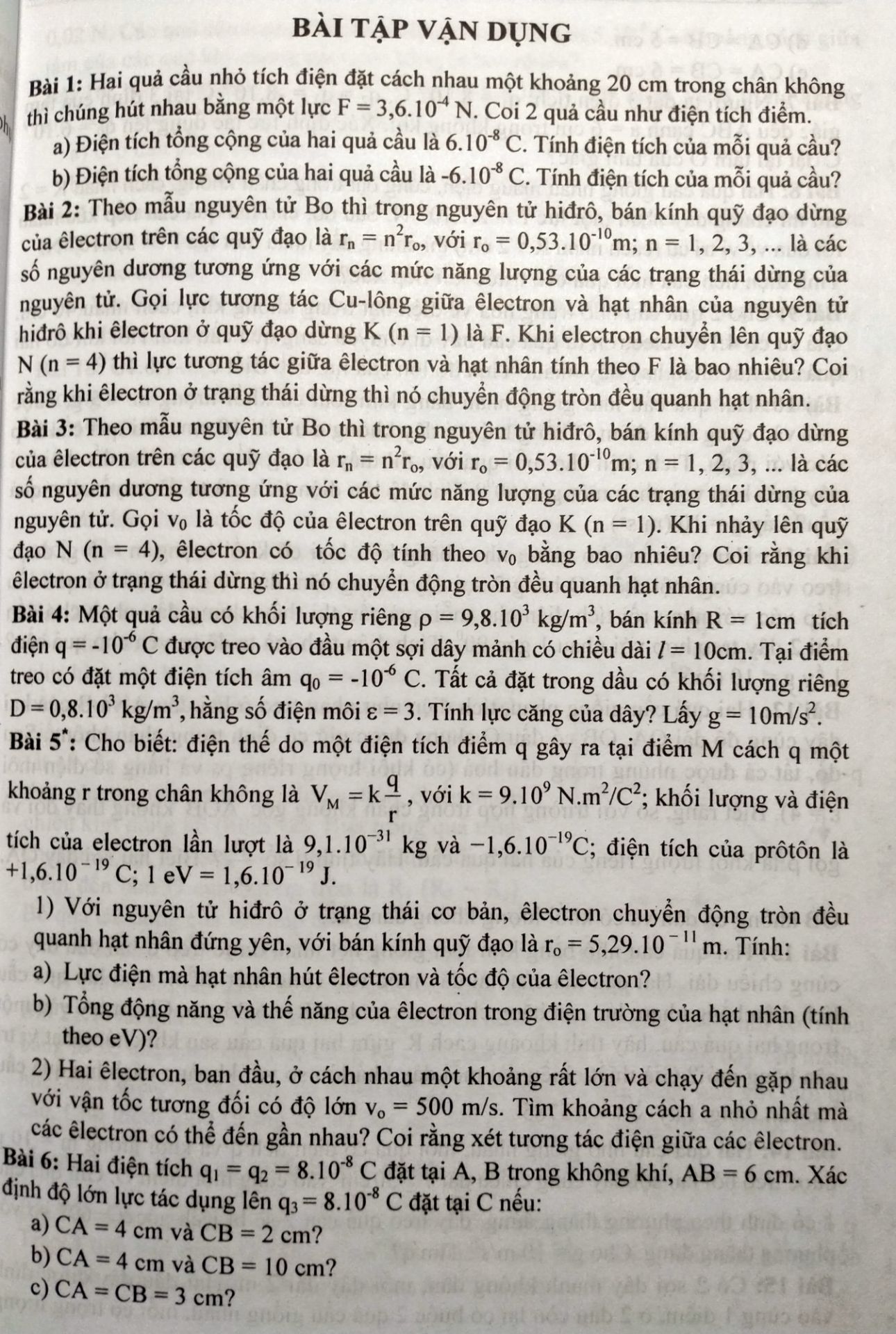 Sách hay, phân dạng từng chủ đề rõ ràng. Mỗi chủ đề đều có lý thuyết, phân dạng bài tập cùng phương pháp giải cụ thể, các ví dụ và bài tập vận dụng rất đa dạng từ dễ đến khó. Đặc biệt là các bài tập vận dụng đều được giải chi tiết, rất thích hợp với những bạn muốn bồi dưỡng thêm môn Lý