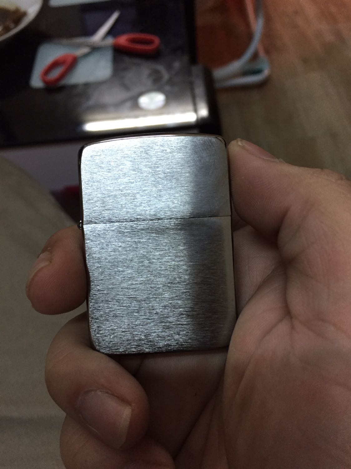 Cầm chắc tay và nặng, các chi tiết rất khít nhau, đóng mở tiếng click nghe đã tai. Bề mặt 2 bên đánh sọc HL đẹp ko bám vân tay. Quẹt zippo này bán ko kèm xăng nên phải mua ngoài. Nhược điểm là cái khung hơi mỏng.