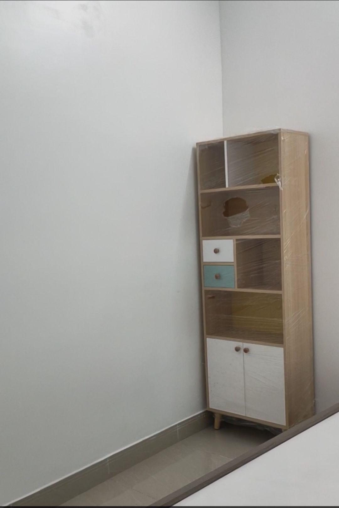 Tủ đẹp, tuy nhiên chiều cao hơi lênh khênh, có vẻ dễ đổ nếu ko được nẹp cố định.