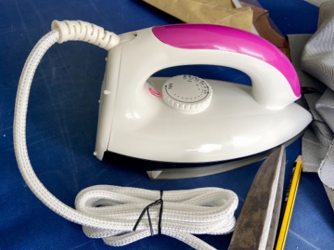 Bàn ủi gọn đẹp, cầm vừa tay, độ nóng cao, nút điều chỉnh thuận tiện, lớp tráng đáy bàn ủi rất tốt. Bàn ủi này phục vụ tiệm may nên sẽ nhanh chóng biết độ bền bàn ủi. Đáng mua.