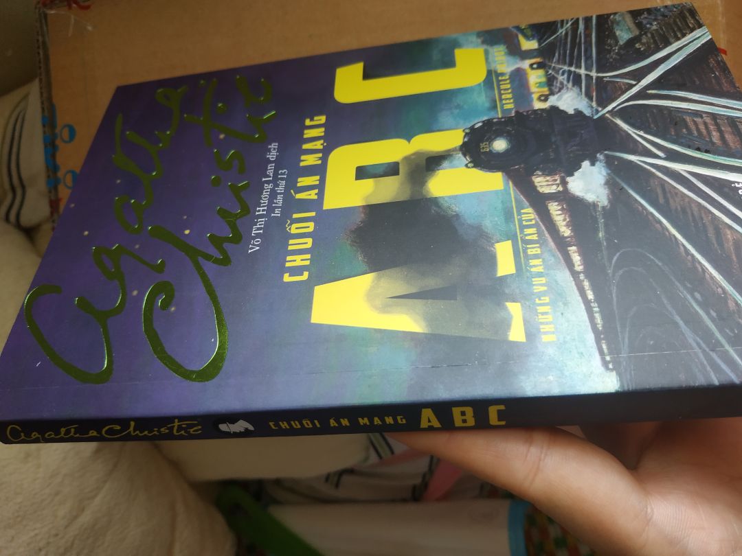 giao hàng siêu nhanh luôn ạ. đặt trc khi đi ngủ sáng ngủ chưa đã 8h đã nghe shipper gọi lấy hàng rồi.
sách bọc 1 lớp seal vs bìa carton, giao nội thành nên ko bị trầy xước gì.
nội dung sách ko phải bàn cãi, truyện của agatha siêu đỉnh. Tính ra tiki giá rẻ hơn bất cứ trang thương mại điện tử nào, lại ko sợ *** vs ship siêu nhanh nên mình sẽ trung thành với tiki ạ