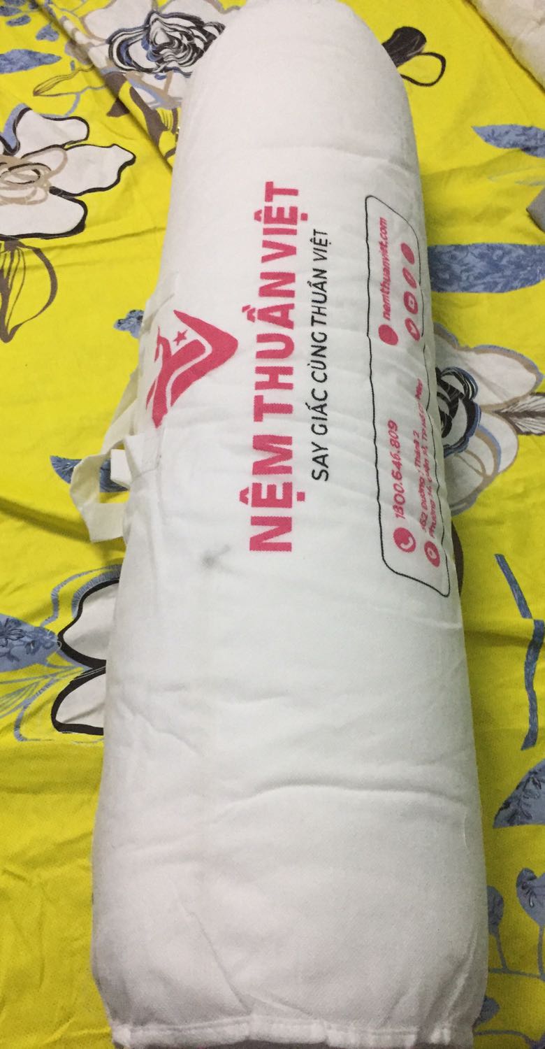 Sản phẩm sạch, đẹp. Nguyên bao bì hút chân không, có áo bao gối với khoá kéo cẩn thận. Cái áo màu vàng là của mình, bỏ em ấy vào thử xem vừa không. Gối êm, ko cứng.