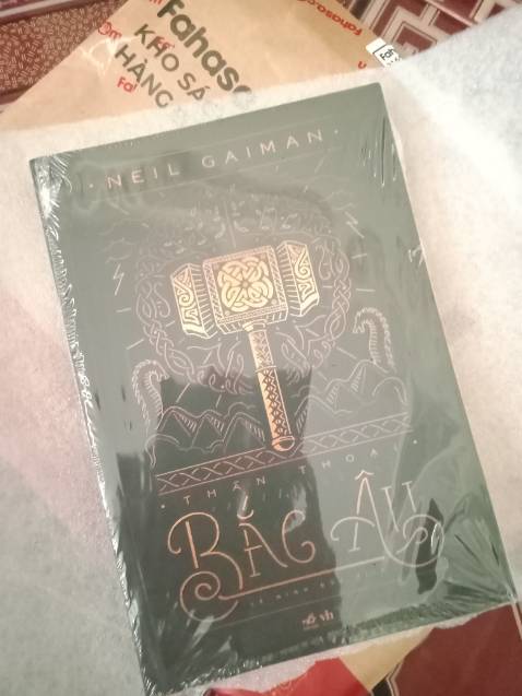 Đóng gói cẩn thận, giao hàng nhanh chóng, về nội dung chưa đọc nên chưa đánh giá được, mình có chụp mục lục để mn mua sau xem tham khảo, mình cũng có xem trên Youtube thấy mn khen cách kể của cuốn này hay. Cảm ơn Fahasa về sản phẩm này.