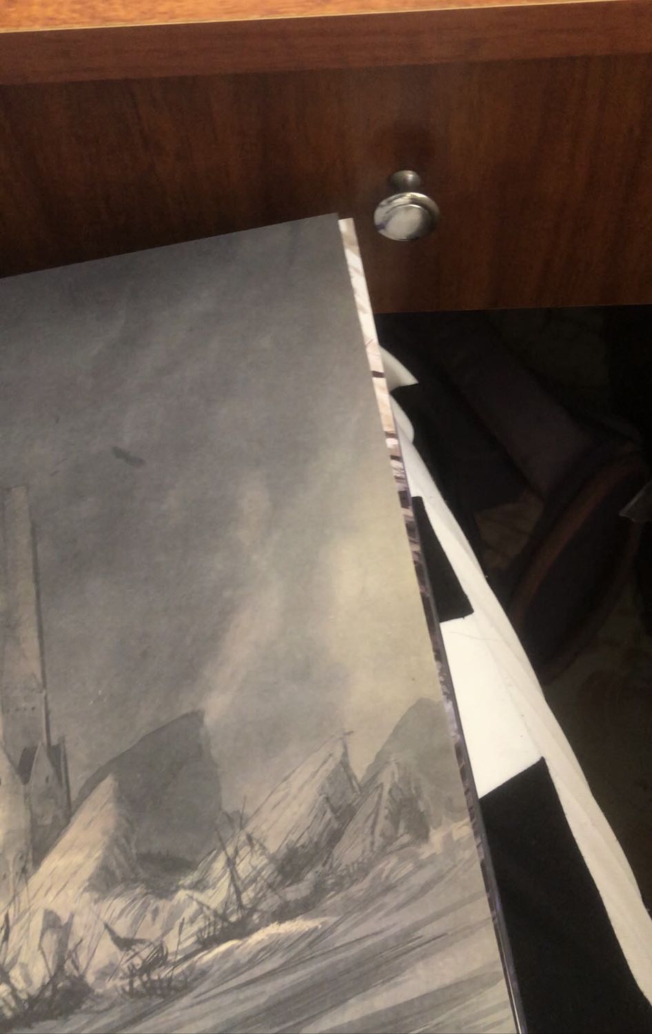 Nhận sách vẫn còn nguyên màng co nhựa mà mở sách ra quá buồn luôn. Mép sách thì móp( thôi thì bỏ qua ) nhưng mở sách ra bên trong đã bung hết cả, mà ngay trang đầu tiên luôn. Không khác gì shop lấy sách cũ rồi bọc lại màng co. Quá là buồn