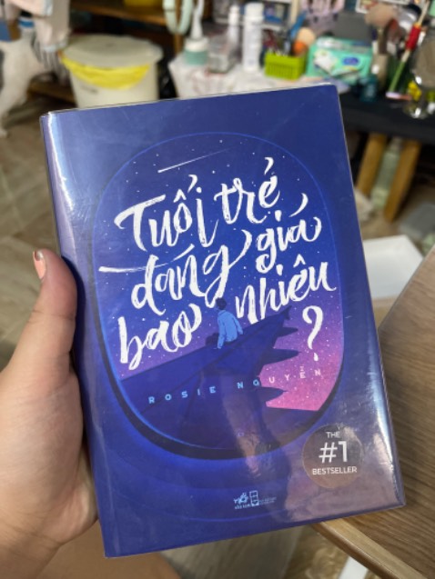 Giao hành rấtt nhanh nhưng mà lani đưa quyển rấttt bẩn, giống như bị dính bụi hay là kiểu để nó dưới nền đất r bị dính cát íh, xong r ở gáy còn bị bung lớpp ngoài, lúc giao còn không có seal ngoài, nhìn sadch được giao là đauu í
LƯU Y: bọc sách trong ảnh là t tự bọc chứ không phải giao có sẵn, trừ những vấn đề trên thì đều ổn hết nên thui 4sao