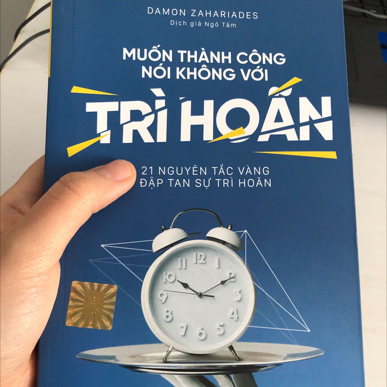 Một cuốn sách khá hay, nội dung ổn, một vài nguyên lý và phương pháp có thể áp dụng được để tăng năng suất làm việc. Tác giả viết ngắn gọn và trực tiếp liệt kê ra 21 phương pháp chống sự trì hoãn do đó đọc giả có thể nắm bắt được ngay. Một số phương pháp mình đang áp dụng như nguyên tắc 10 phút, chia nhỏ công việc ra làm, hãy bước đi những bước đi đầu tiên ròi dần dần có đà để hoàn thành công việc tốt hơn. Thủ thuật ăn con cóc đầu tiên trong danh mục hằng ngày khá ấn tượng, chỉ cần xử lý việc khó nhất trong ngày thì sẽ càng có thêm động lực để làm tiếp những việc khác. Tuy nhiên mình cho 3 sao vì lối việc hơi cứng, theo kiểu lý thuyết liệt kê. 
Mình đang đọc tiếp cuốn Hyperfocus-Siêu tập trung chảu Chris Bailey do một bạn recommend đọc chung với cuốn này để tăng hiệu suất làm việc. Các bạn có thể tìm đọc combo sách này để biết thêm một số thủ thuật hay, đặc biệt là trong thời đại ngày nay bao trùm bởi công nghệ kỹ thuật.