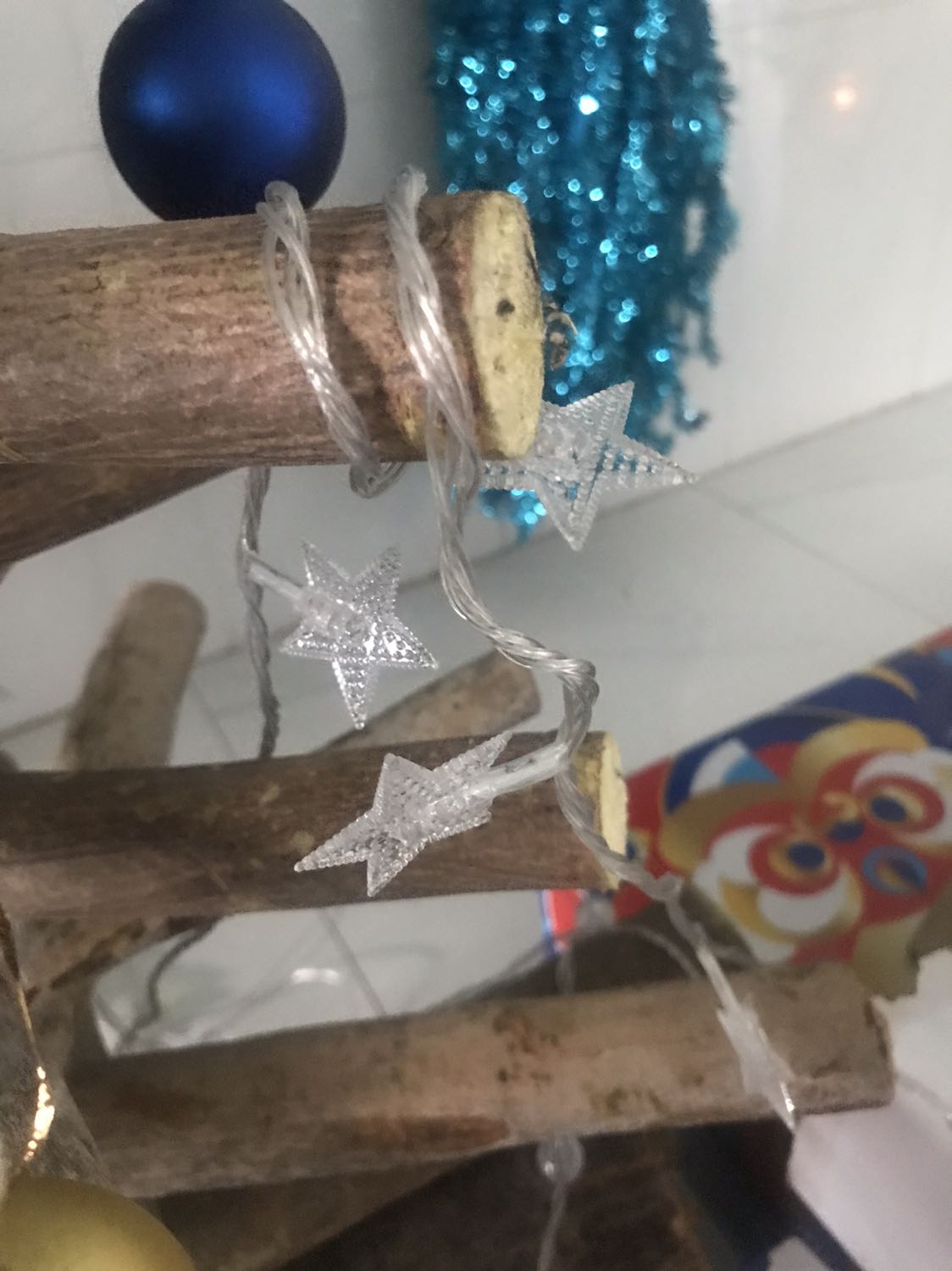 Đèn bị bể 1 cái và 1 cái thì bị mất ngôi sao. Đèn không hề có nút điều chỉnh chế độ ánh sáng (nháy hoặc luân phiên sáng).