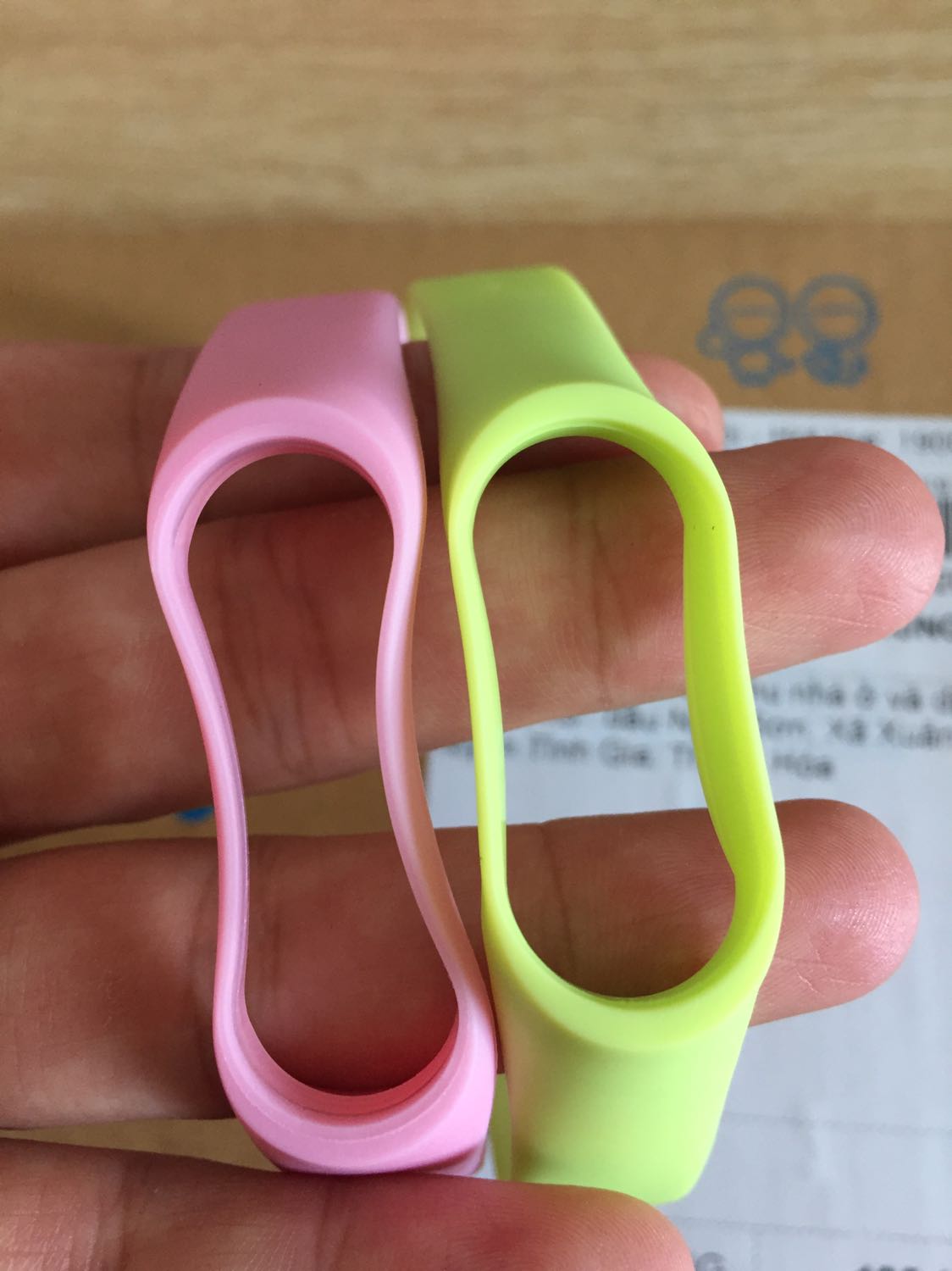 Lần đầu tiên mình mua hàng trên tiki mà có cảm giác bị *** vì 2 lý do sau:

1. Mình đặt màu xanh dương thì giao màu xanh lá. Nếu các bạn bán màu xanh lá thì hãy chụp hình màu xanh lá. Đừng kiểu treo đầu dê bán thịt *** như vậy.
2. Lại là cái màu xanh có vấn đề khi mà các bạn nghĩ sao mình mua cho  Mi band 3, 4 thì các bạn gửi về cho mình dây của Mi band 2?? Mình bỏ tiền ra mua về dùng chứ không mua về trưng bày! Các bạn gửi sai màu còn được, đằng này gửi cái khác size khác nào vứt đi????

Đề nghị Tiki xem xét lại gian hàng này, và có phương án xử lý! Tuy 1 cái dây đeo chỉ 50k nhưng nó thực sự làm mình rất khó chịu!