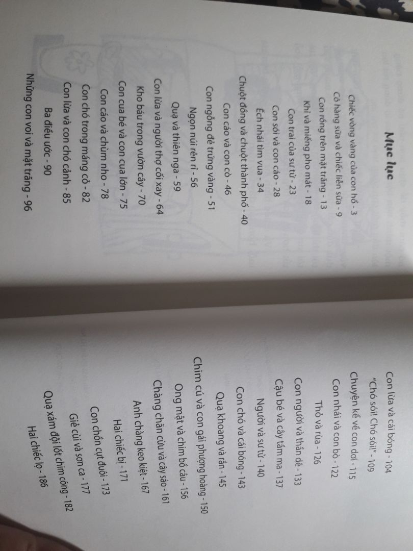 sách đẹp, mình nhìn hình thì chỉ nghĩa bìa in bình thường thôi, nhưng nhận về thì chữ Aeosop vs viền hình có nhũ vàng. Nội dung ngụ ngôn Aesop thì hay rồi, Fontaine diễn thơ trên nó mà. mình có bản pdf nhưng mua sách cho dễ đọc vs nhìn hình minh họa. Thường sẽ hay gặp thơ ngụ ngôn La Fontaine hơn, nhưng mình thích kiểu kể xuôi này hơn. Hình minh họa đẹp