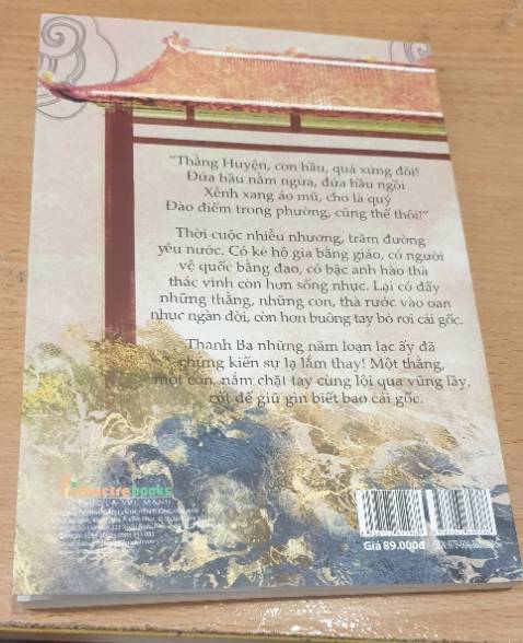 Lần đầu tiên đọc tiểu thuyết VN, mình rất thích cái cách tác giả dùng câu đối, ca dao và các chức được tìm hiểu trong một giai đoạn lịch sử Việt Nam. Đọc sách có rất nhiều cung bậc cảm xúc khác nhau. Mình thấy rất hay mọi người cũng nên đọc thử🥰🥰
      Sách giao hàng nhanh, bọc sách cẩn thận, có kèm bookmark. 
Nhưng sách không dày như mình tưởng, mình đọc mất khoảng nửa ngày.