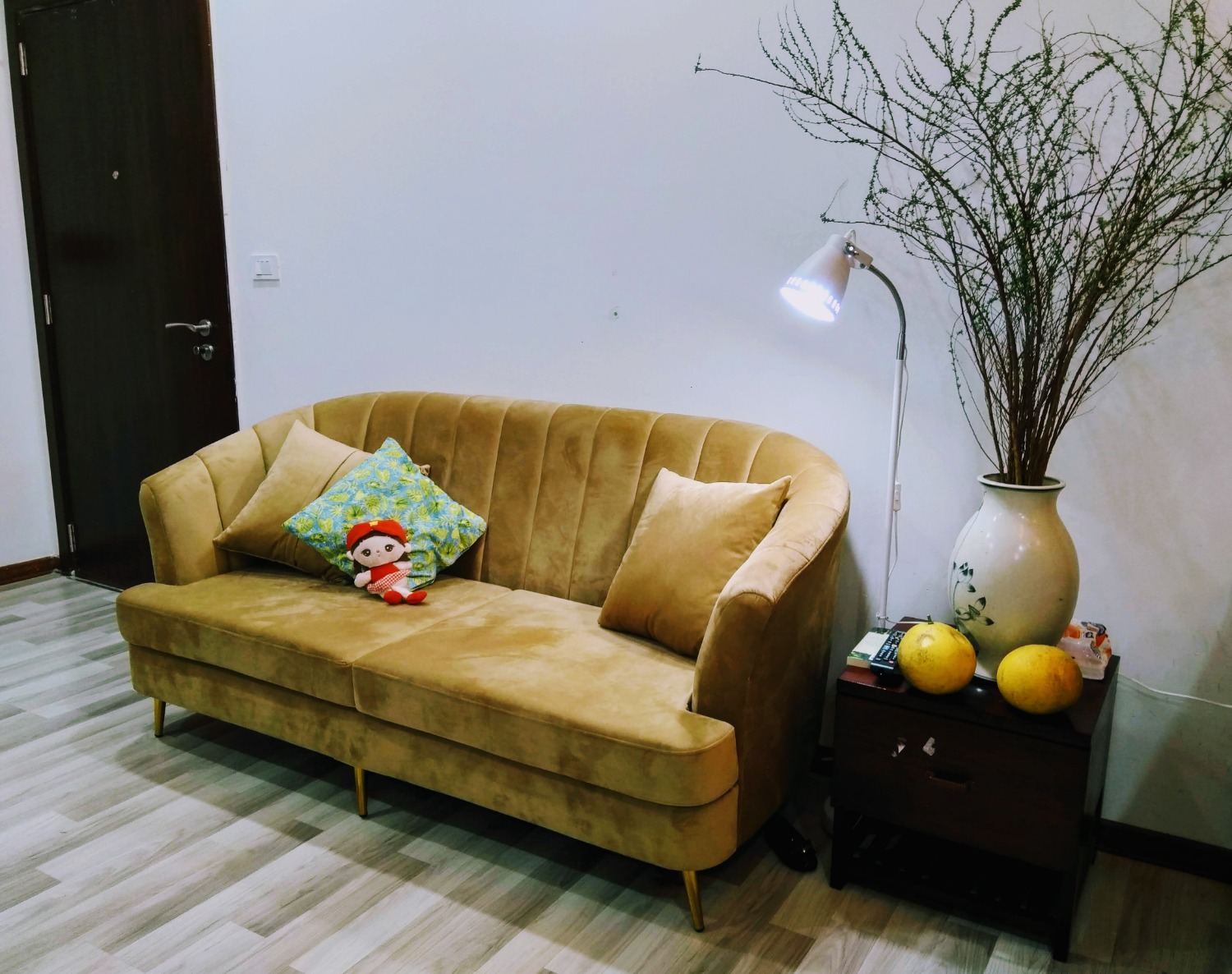 Ghế đẹp hơn ảnh minh họa. Chân giữa hơi lệch trái (không cân chính xác ở giữa 2 tấm đệm ngồi, có 2 gối kèm