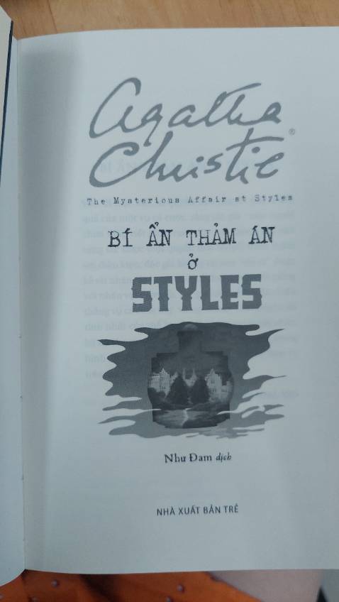 Ngay từ tác phẩm đầu tiên này, Agatha Chistie  đã định hình phong cách viết trinh thám cổ điển của bà, cốt truyện xúc tích ngắn gọn, bối cảnh với không quá nhiều nhân vật, phương pháp điều tra hoàn toàn thiên về lập luận đặc biệt luôn chứa đựng những bất ngờ khó lường.  Bã cũng đã sáng tạo ra nhận vật thám tử Hercule Poirot hết sức độc đáo, với tác phong vừa ngăn nắp trât tự, kỷ luật nhưng cũng không thiếu đi sự thông minh, hài hước.    
Một tác phẩm đầu tay xuất sắc.