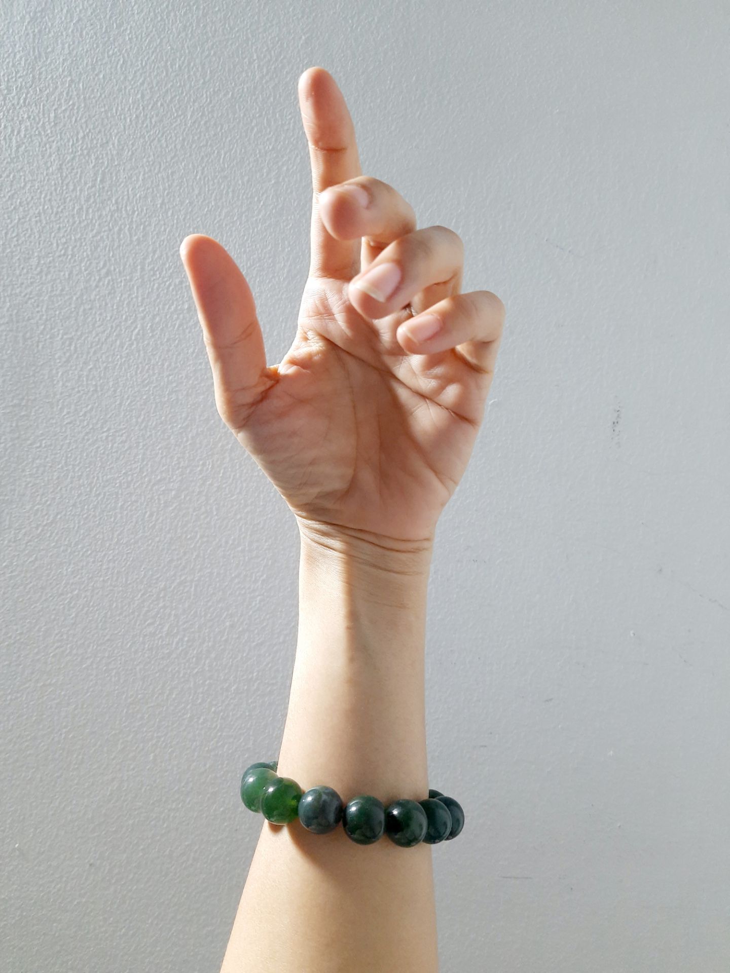 Vòng và hạt quá to so với tay con gái như mình. Giá như hạt bé hơn 1/2 và vòng nhỏ hơn. Đeo thế này khi hạ tay xuống vòng nặng gần tuột khỏi tay. Các bạn gái cổ tay nhỏ cân nhắc khi mua.