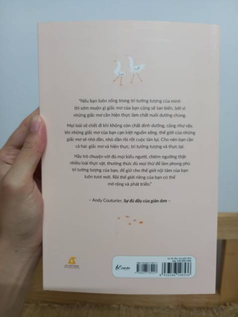 Trình bày sinh động với những hình ảnh kèm theo, và font chữ rất dễ đọc. Bìa sách dày dặn, mới toanh. Qua sách mình không chỉ học về sự giản đơn mà còn đc biết thêm về văn hóa nhiều nơi trên thế giới.