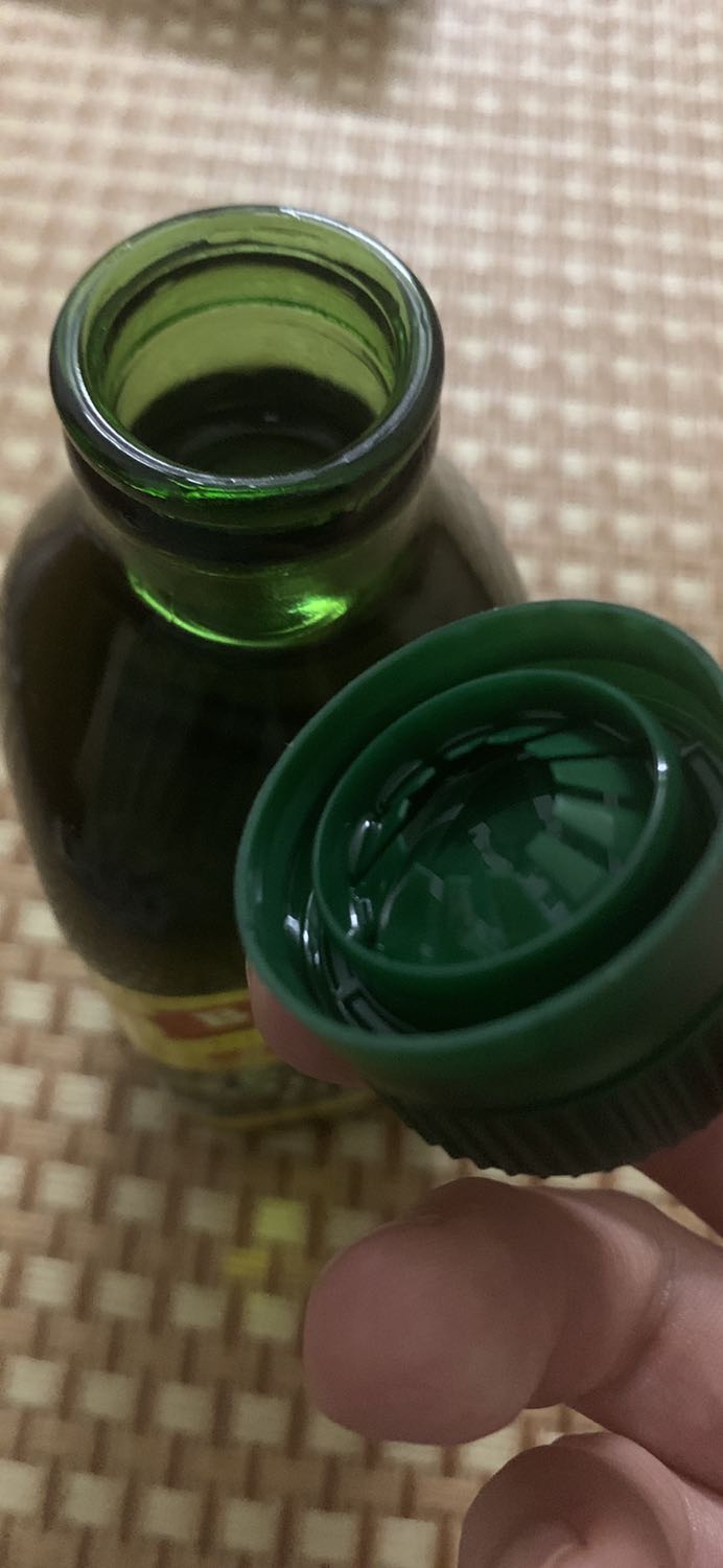 Nắp Chai dầu ko có niêm phong tem hoặc đóng ni lông như chai dầu oliu ở siêu thị . Bật nắp là ra, nếu vào Shop làm ăn ko đàng hoàng thì đổ dầu ra cho dầu mới đóng nắp vẫn ko ai biết thực hư thế nào !