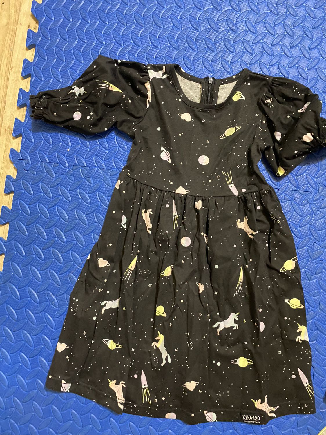 Chất liệu ổn nhưng hơi nóng. 
Giao hàng nhanh, đóng hàng rất đẹp nhé. Mỗi váy 1 hộp. Mình rất hài lòng về khoản đóng và giao hàng.