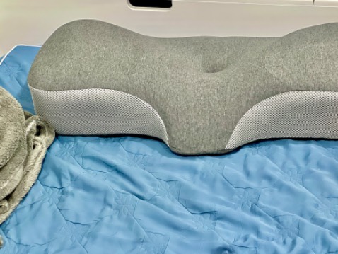 Giao đúng mẫu, dày dặn, nhìn xịn …tuy nhiên ko làm giảm ngáy được nhé. Nhà mình dùng 1 thời gian thì ko ai hợp cả vì độ cao gối ko phù hợp nên để xó luôn sau vài lần xài… hic tiếc tiền ghê . Ai cần ko thanh lý lại nguyên si , mới toanh :(((