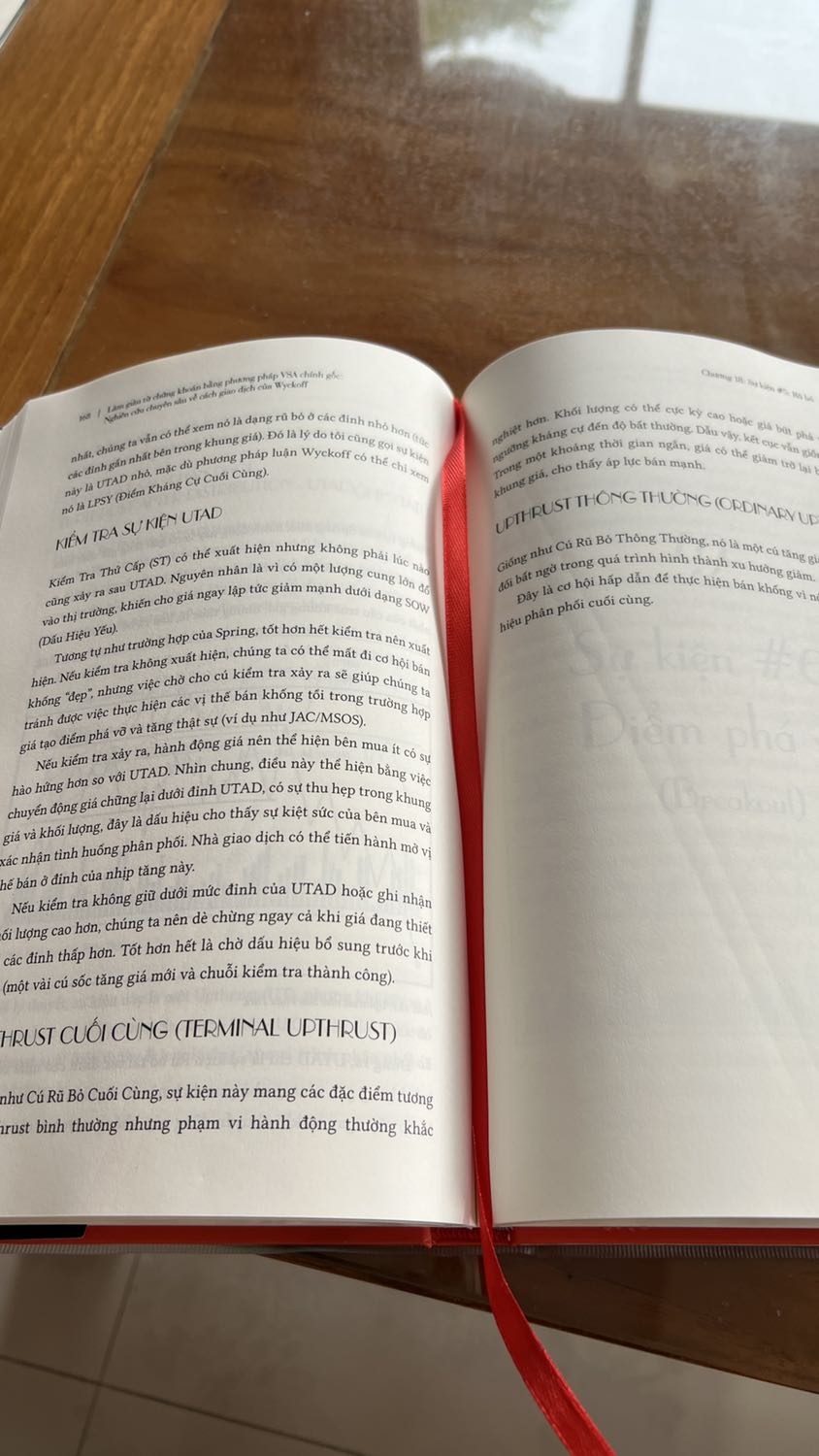 Không đáng tiền !!! 

Nếu thật sự muốn hiểu về VSA chỉ cần đọc cuốn VPA của Anna Couling , xem thêm YouTube vài video về kiến thức VSA là đủ rồi !

Bàn về nội dung cuốn này : sách trình bày sơ sài và hoàn toàn không thực chiến chút nào ! VSA rất đơn giản , chỉ xem cung cầu để hiểu về smart money nhận biết đang ở pha nào và các yếu tố cơ bản như *** supply , no supply … nhưng cuốn này viết rát lan man, tối nghĩa , người mới khá khó hiểu !

Với giá 500k quá lãng phí ! Happy live nên xem lại chứ đừng ăn theo trào lưu rồi bán giá cao thế này !